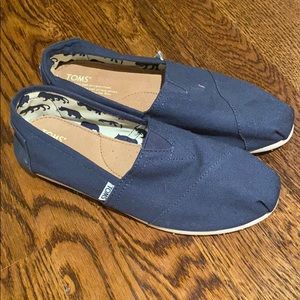 Women’s navy blue Toms shoes